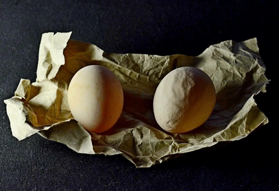 Яйцо куриное. Скорлупа яиц. Мягкая скорлупа. Деформированные куриные яйца.