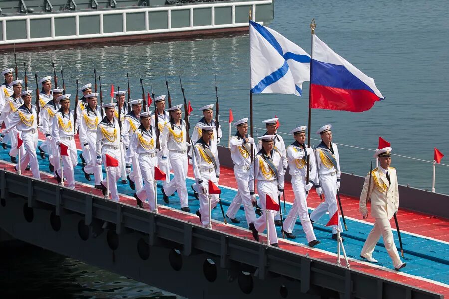 Военно-морской флот. Корабль с российским флагом. Флаг на корабле. Морской флот России. Доблестный флот