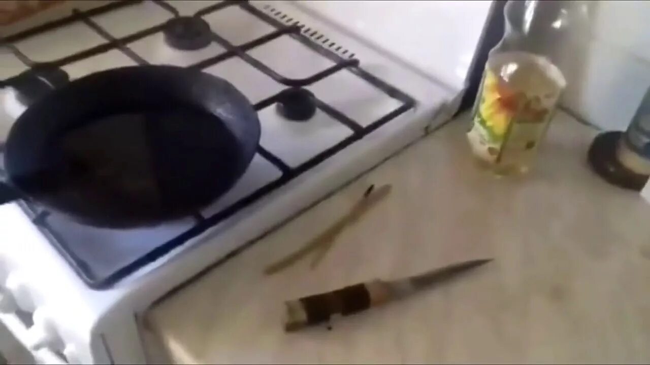 Упал лицом в кипящее масло видео. Кипящее масло и вода. добавил воду в кипящее масло. вода в кипящее масло видео. пацан плеснул воду в сковородку с маслом.