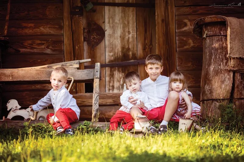 Children village live. Сельские дети. Фотосессия в деревне. Трое детей в деревне. Красивые сельские дети.