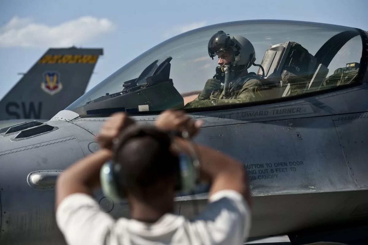 Swat playing with fighter pilot. Пилот f 16. турецкие летчики. u.s. air force летчика. f-18 pilot salute.