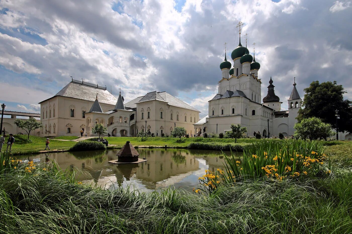 Усадьба ростова великого. Ростовский Кремль Ростов Великий. Ростовский Кремль Ярославль. Митрополичьи палаты Ростовского Кремля. Ростов Великий Митрополичьи палаты.