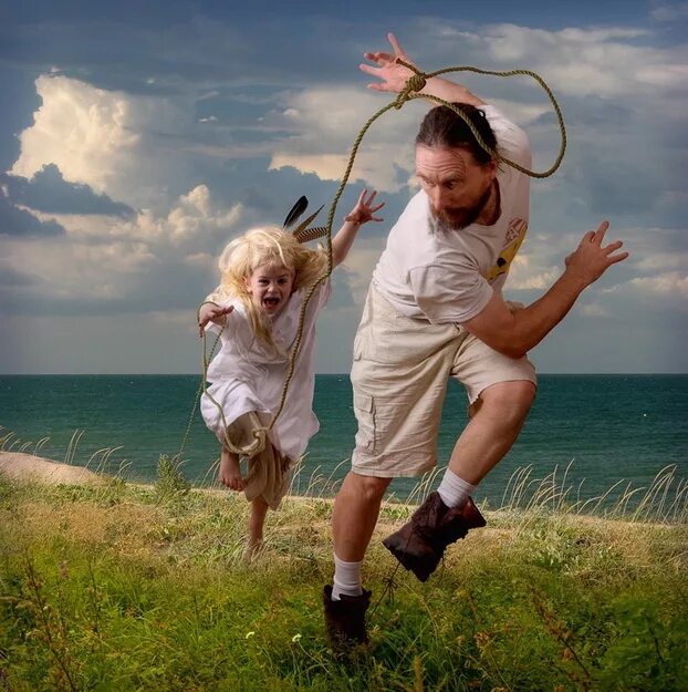 Девушки ловят мужчин. Юмористическая фотосессия. креативные фотографии. сюжетные фотографии. убегает от девушки.