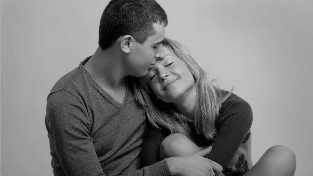 мужчина и женщина счастье. влюбленные глаза в глаза. мужчина обнимает. счастливые отношения. мужчина чувствует рядом с женщиной.