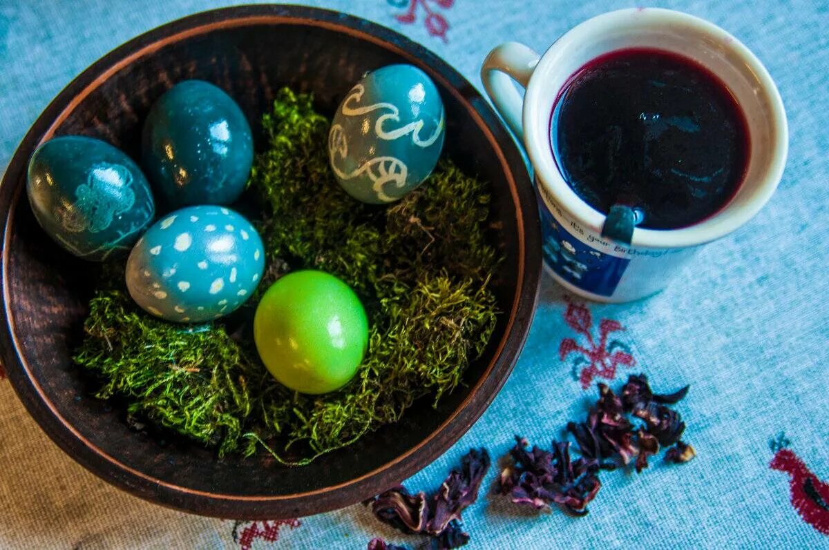 Чай с шариками рецепты. Окрашивание яиц каркаде. Яйца в каркаде красить. Пасхальные яйца в каркаде. Окрашивание яиц натуральными красителями каркаде.