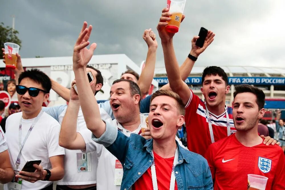 Пиво на стадионах. Болельщики на стадионе. Пиво на стадионе. Пиво на стадионах в России. Дума пиво на стадионах.