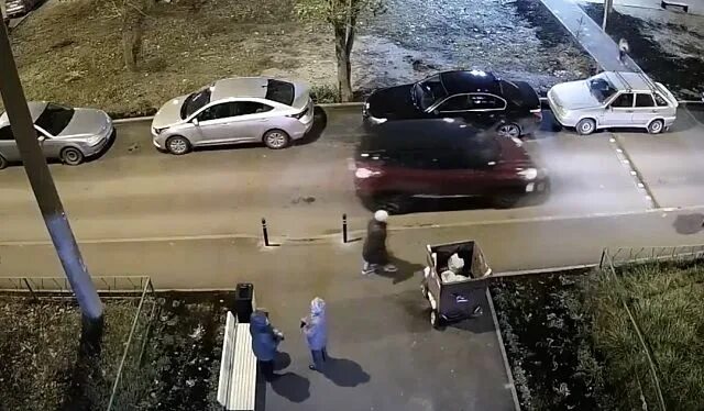 Видео сбивать машину. Видео сбивать машину. Сбил пешеходов на тротуаре. Ребенка переехала машина. Дтп 30 января димитровград.