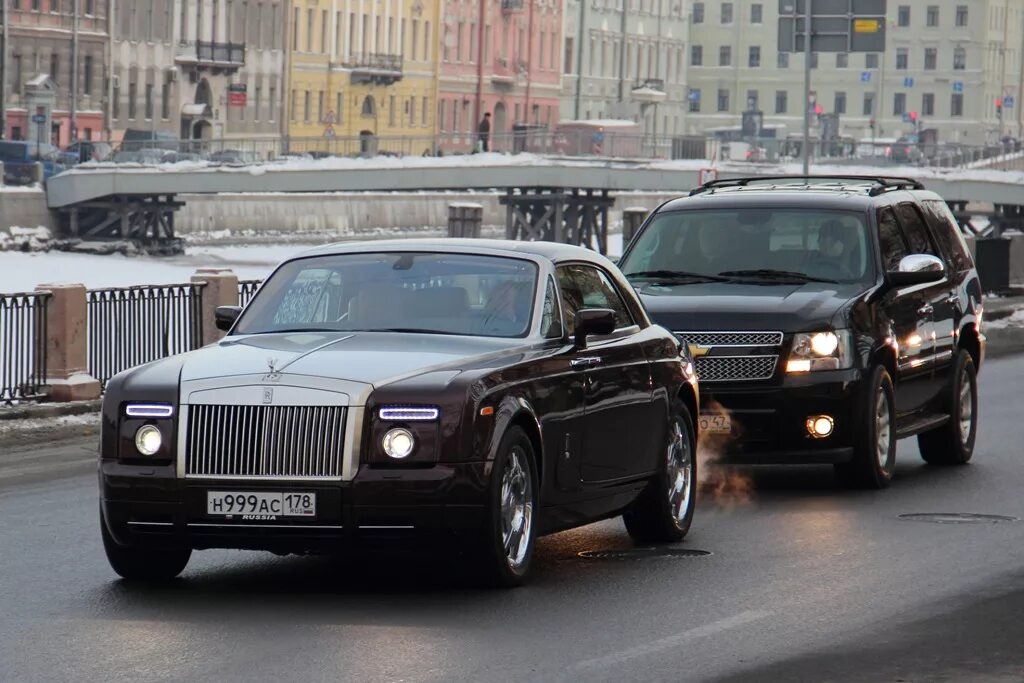 Роллс номер. Кортеж Роллс Ройс. Роллс Ройс 999. Rolls Royce Phantom Coupe 2022. Роллс Ройс 777.