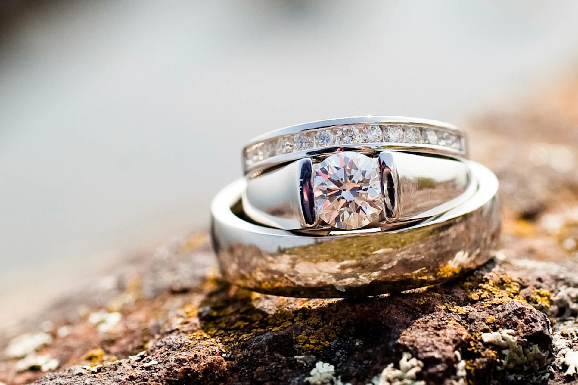 Из какого металла сделаны кольца. Обручальное кольцо. Красивые обручальные кольца. Обручальные кольца с камнями. Обручальные и помолвочные кольца.