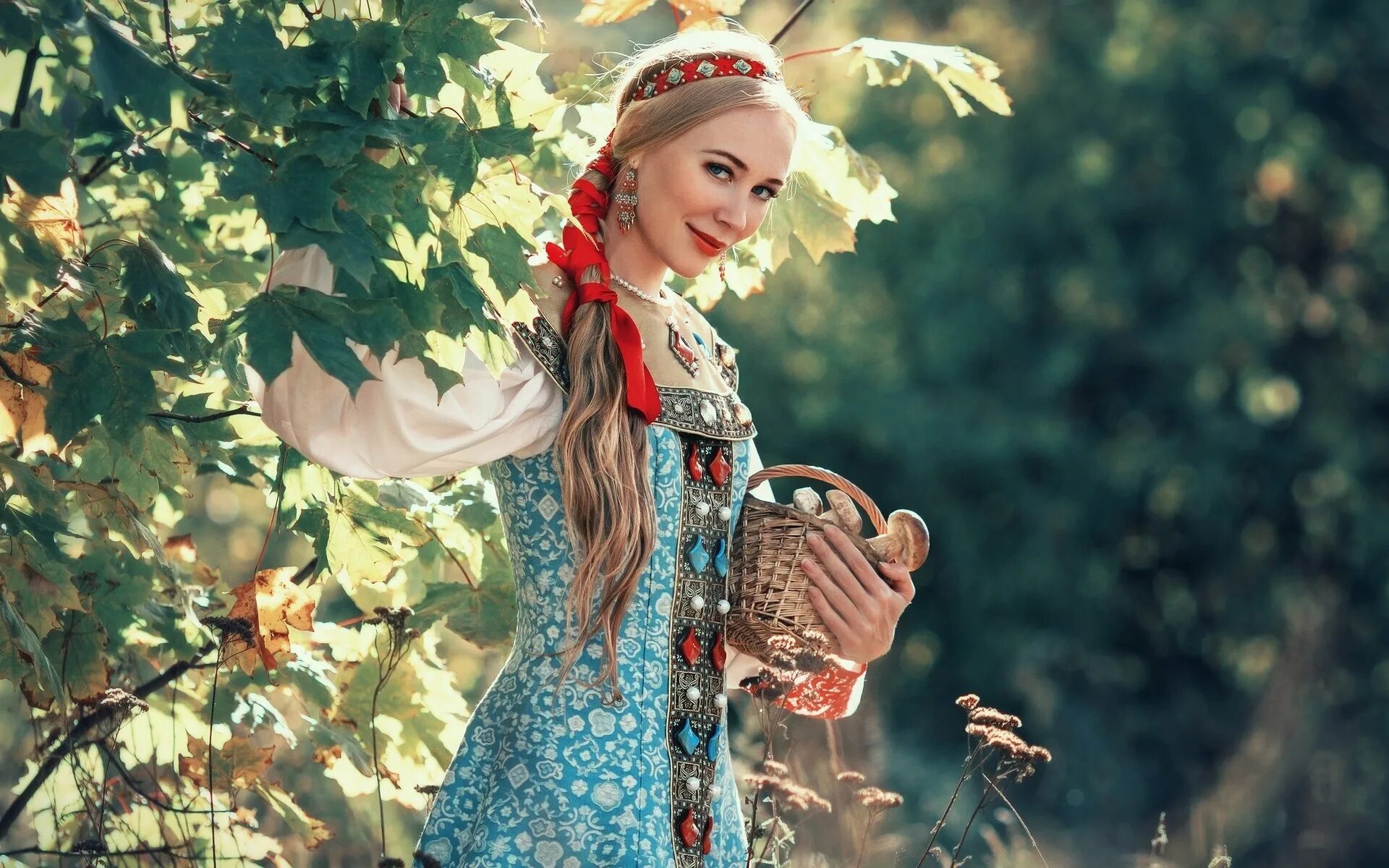 Образ славян. Фотосессия в русском народном стиле. Русская девушка. Фото славянских девушек в национальных костюмах. Фотография девушки русыми волосами в лесу в национальном костюме.