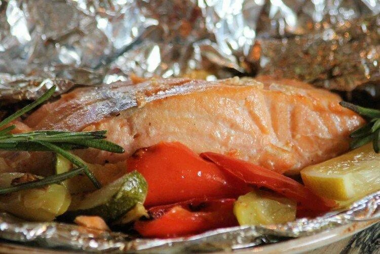 Как приготовить форель с овощами в духовке