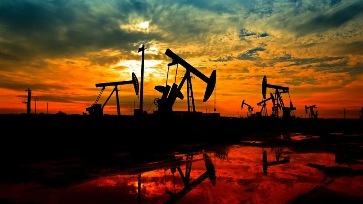 Рабочий нефть газ. Нефть. Добыча нефти и газа. Фон нефть и ГАЗ. Нефтяная вышка.