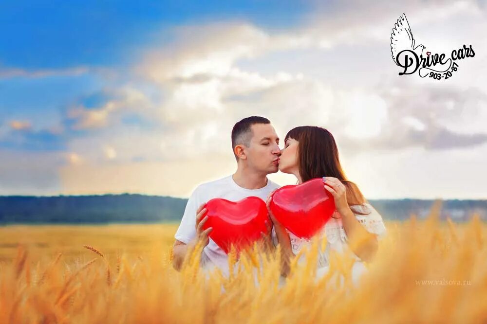 Love story сайт. Лав стори в поле. Предсвадебная лав стори. Love story фотосессия. Предсвадебная фотосессия Love story.