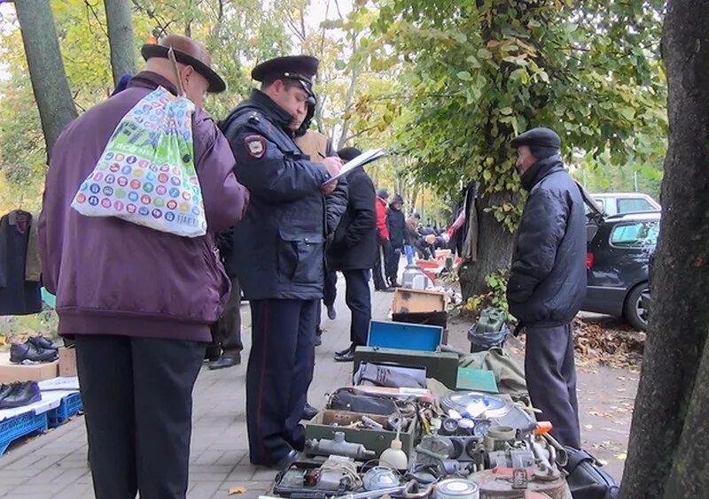 Наказание за незаконную деятельность. Торговля на улице. Рынок на улице. Уличный торговец. Торгует на улице.