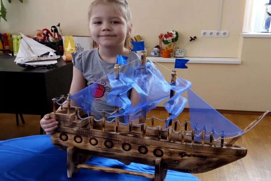 Корабль в детском саду своими руками. Поделка корабль. Корабль из бросового материала. Поделка кораблик. Корабль из подручных материалов для детского сада.