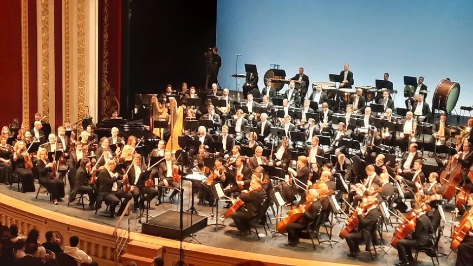 Оркестр исполнял симфонию. Оркестр большого театра. самый большой оркестр. оркестр большого театра состав. оркестр исполнивший 7 симфония шостаковича.