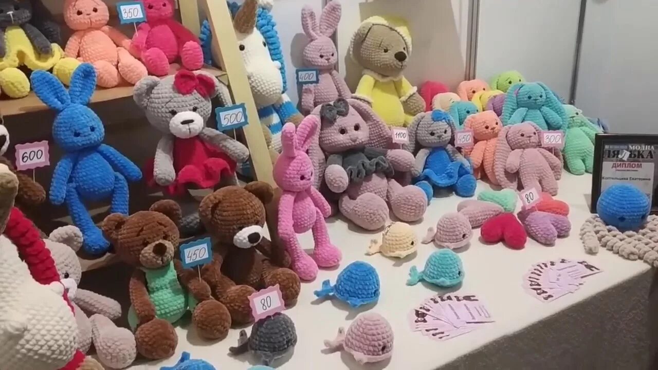 Ярмарка вязаных. Выставка вязаных игрушек. ярмарка вязаных игрушек. игрушки для ярмарки крючком. игрушки зарубежных стран.