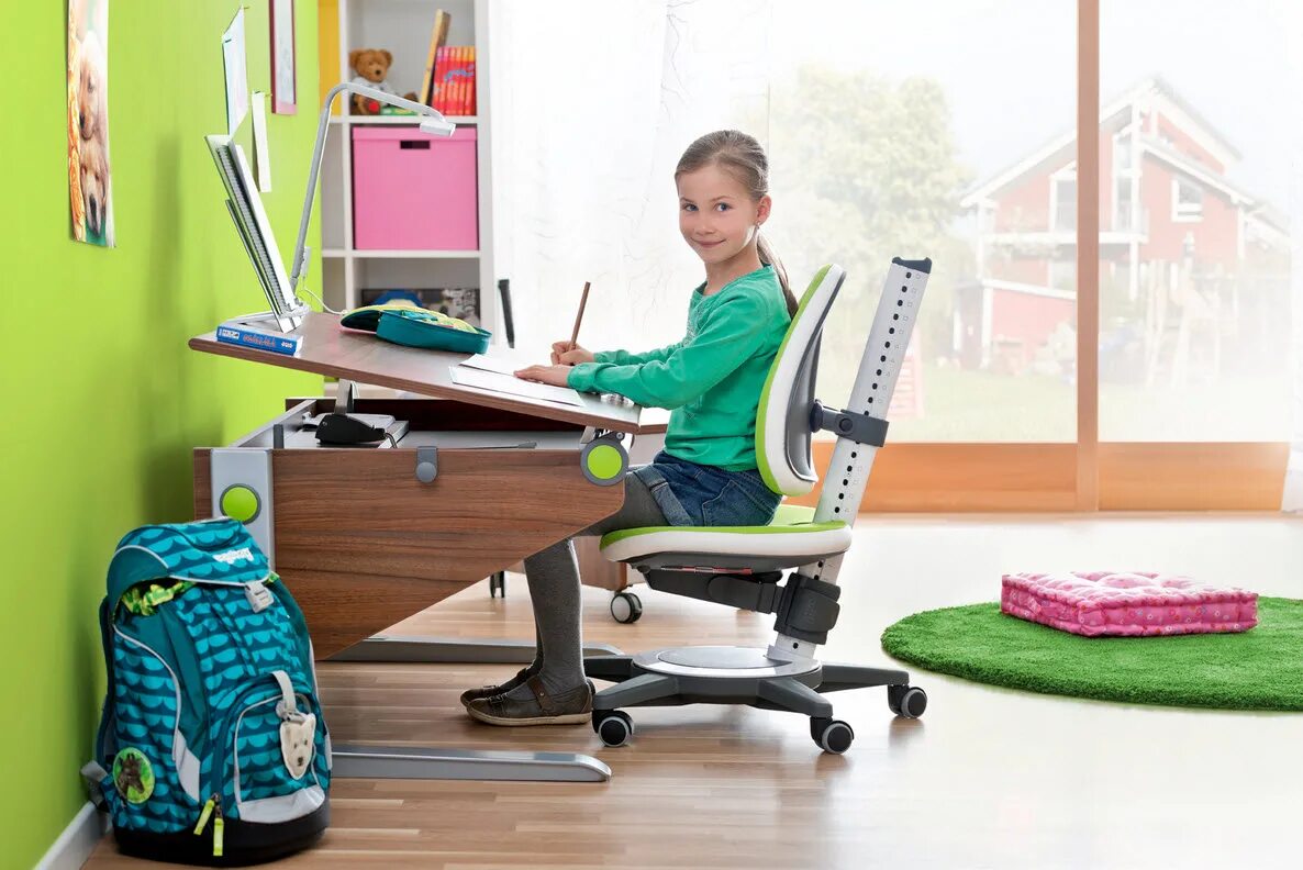 кровать в самолете для ребенка. ребенку должно быть комфортно. автокресло в машине. ребенку должно быть комфортно. ребенку должно быть комфортно.