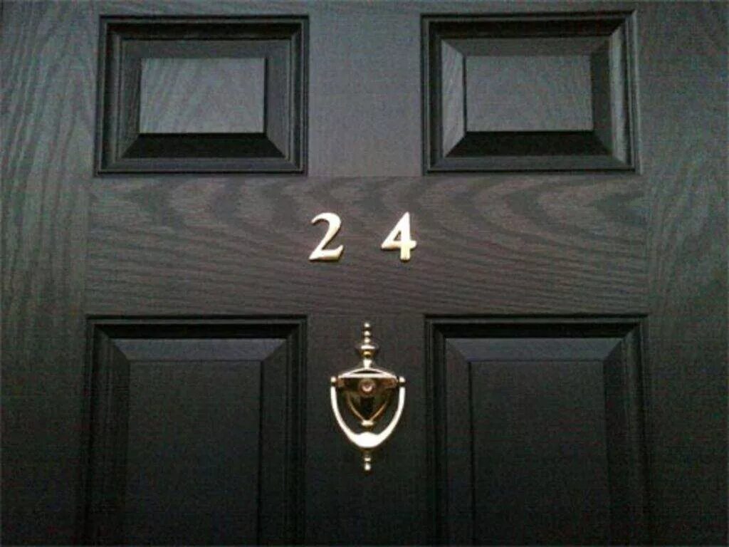 Номер на дверь. Номер квартиры. Номер на входную дверь. Номер квартиры на дверь.