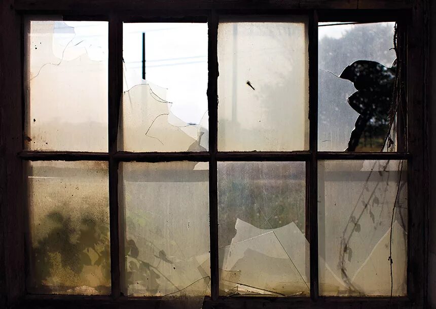 Старинные стекла на окнах. Старые грязные окна. Dirty windows. The windows are dirty. Окно с мутным стеклом.