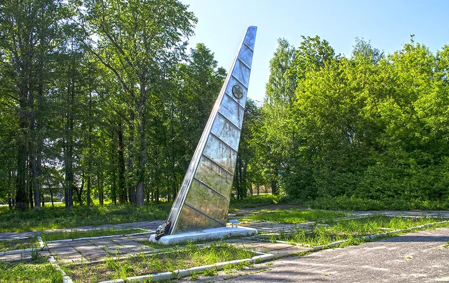 Памятник Гастелло Муром. Крыло Гастелло в Муроме. Муром стела имени Гастелло.