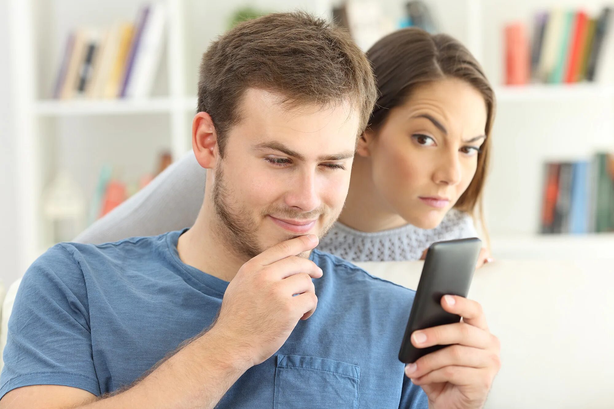 Use your friends. Мужчина с телефоном. Фото для ревности. Муж в телефоне. Картинки на телефон для мужчин.