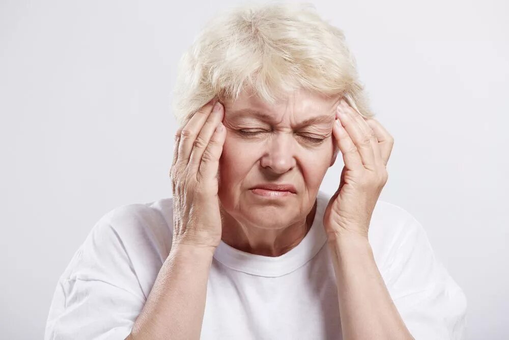 Больная голова. Раздражительность пожилых. Головная боль женщина. Головная боль у пожилых.