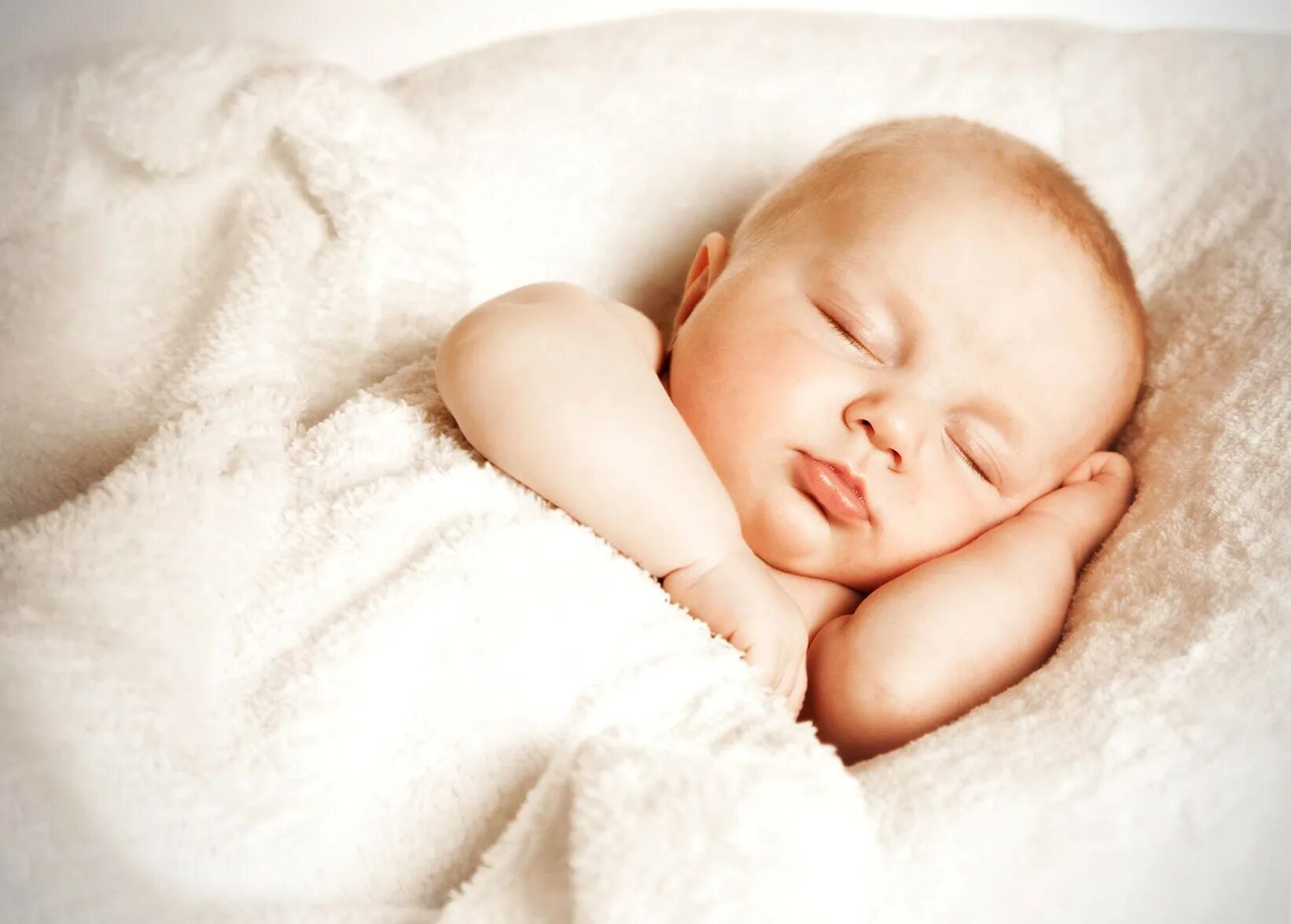 New life baby. New life baby. Мама с малышом на руках. Новорожденный на белом фоне. New life baby.