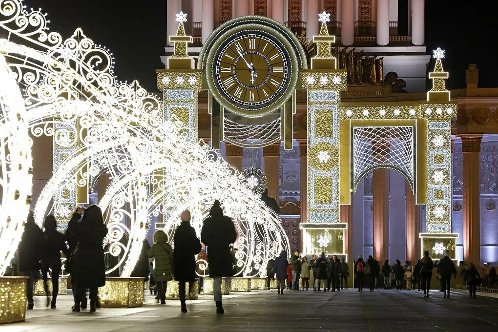 Вднх время работы в новогодние праздники. Новогоднее убранство города. новогоднее украшение города. вднх новый год. праздничное украшение города.