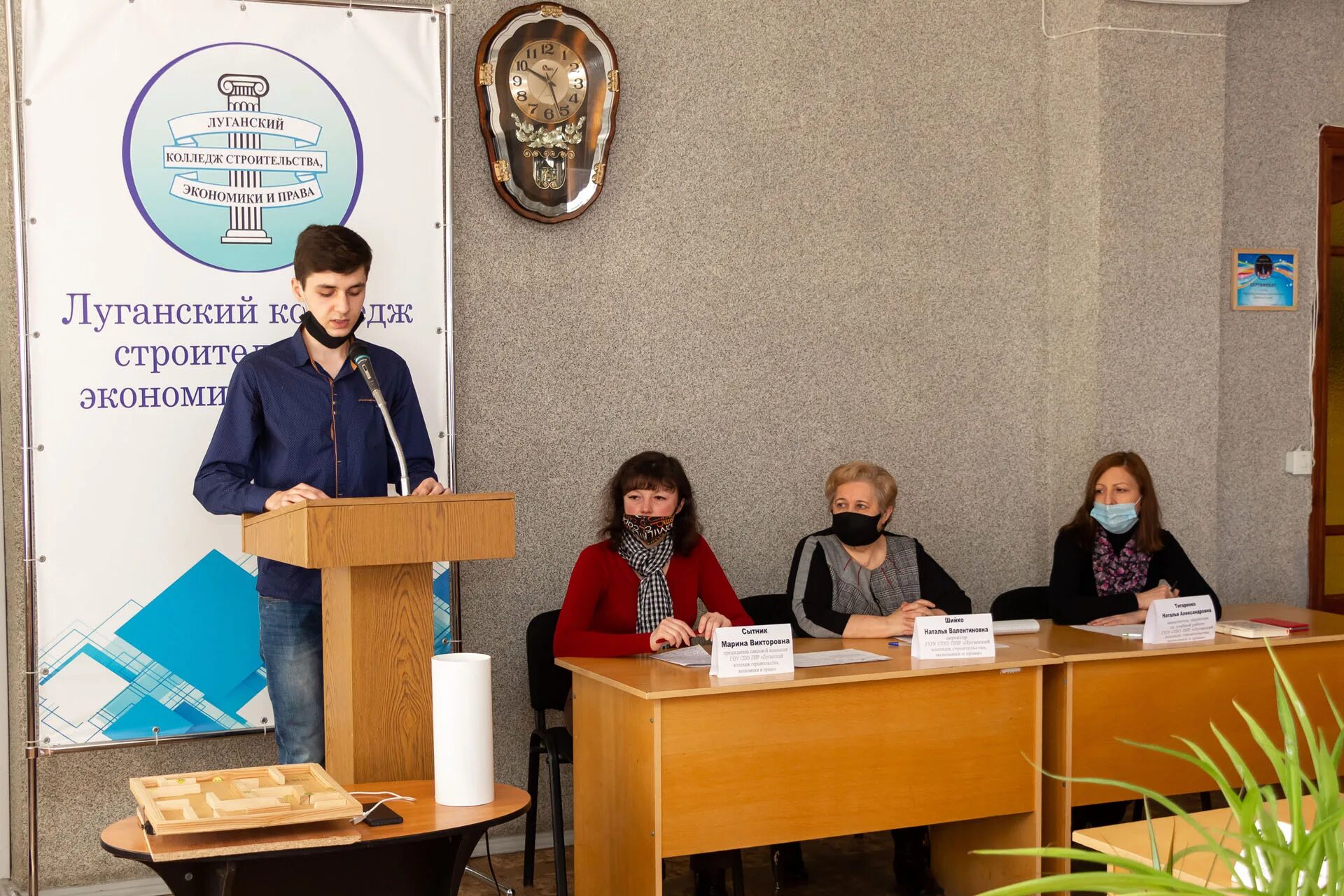 3 международная научно практическая. Ворошиловградский промышленно экономический техникум адрес. ЛКСЭП. XXXXIII Международный конгресс Апимондии фото варроа.