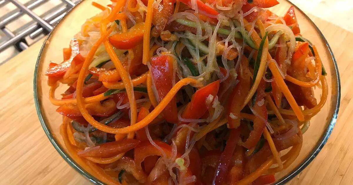 Салат с крахмальной лапшой. Салат крахмальная лапша с мясом. Салат из вермишель крахмальная. Салат из крахмальной лапши по-китайски.