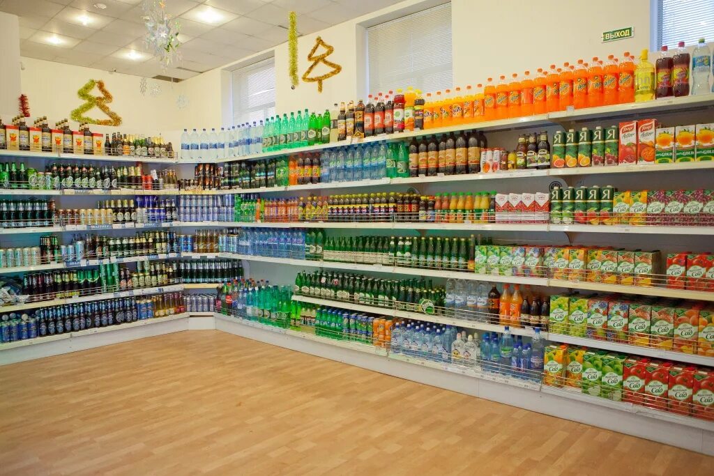 Магазин специализированных напитков. Выкладка напитков. стеллаж с продуктами. выкладка безалкогольных напитков. стеллаж магазинный.