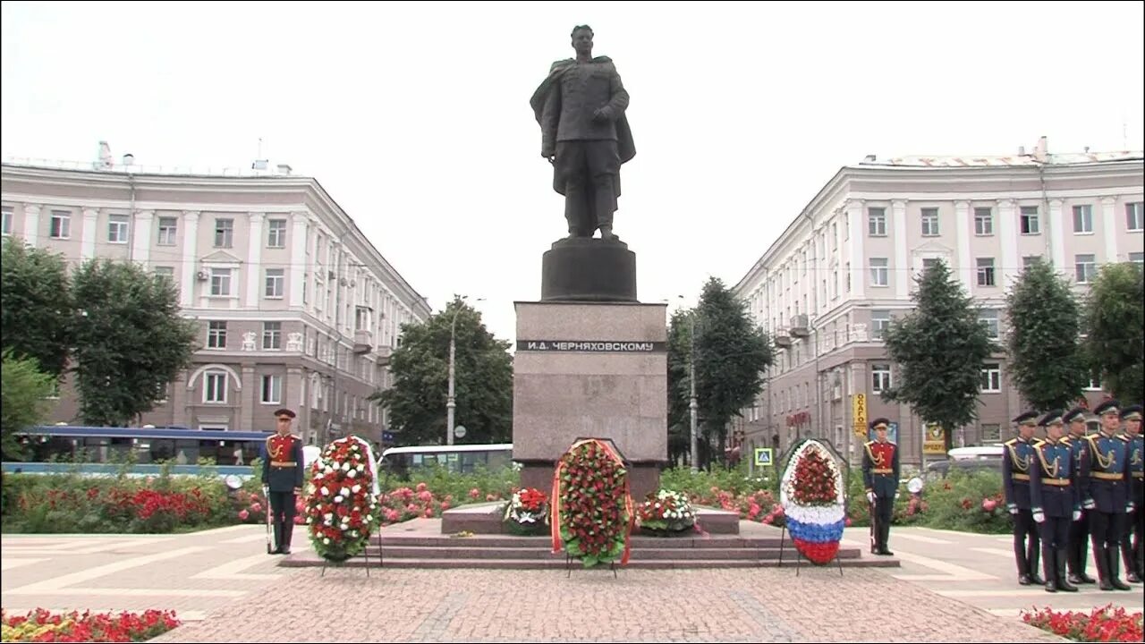 Площадь черняховского 1 воронеж. Памятник черняховскому в вильнюсе. Памятник генералу черняховскому в воронеже. Генерала черняховского воронеж. Генерала черняховского воронеж.
