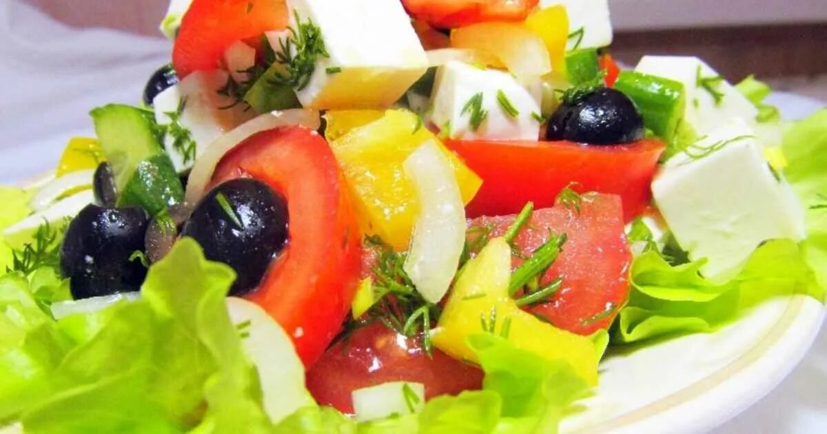 классический греческий салат с брынзой. как делать греческий. как делать греческий. как делать греческий. греческий салат с фетой и оливками.