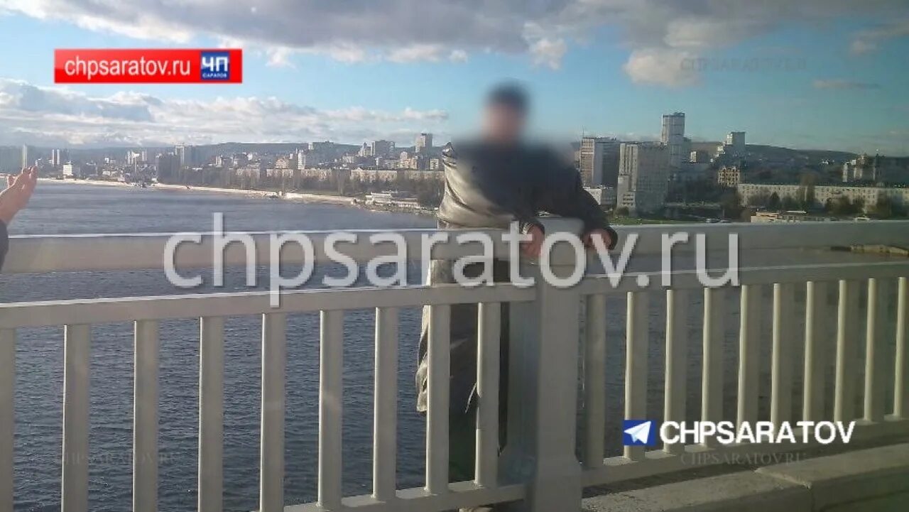 Прыгнул с Саратовского моста. Парень в Саратове прыгнул с моста. Упавший мужчина с моста