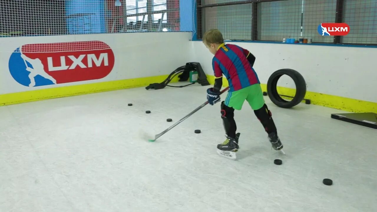 Поднять шайбу со льда. Поднять шайбу со льда. Как поднять шайбу на крюк клюшки со льда. Поднять шайбу со льда. Финты в хоккее с шайбой.