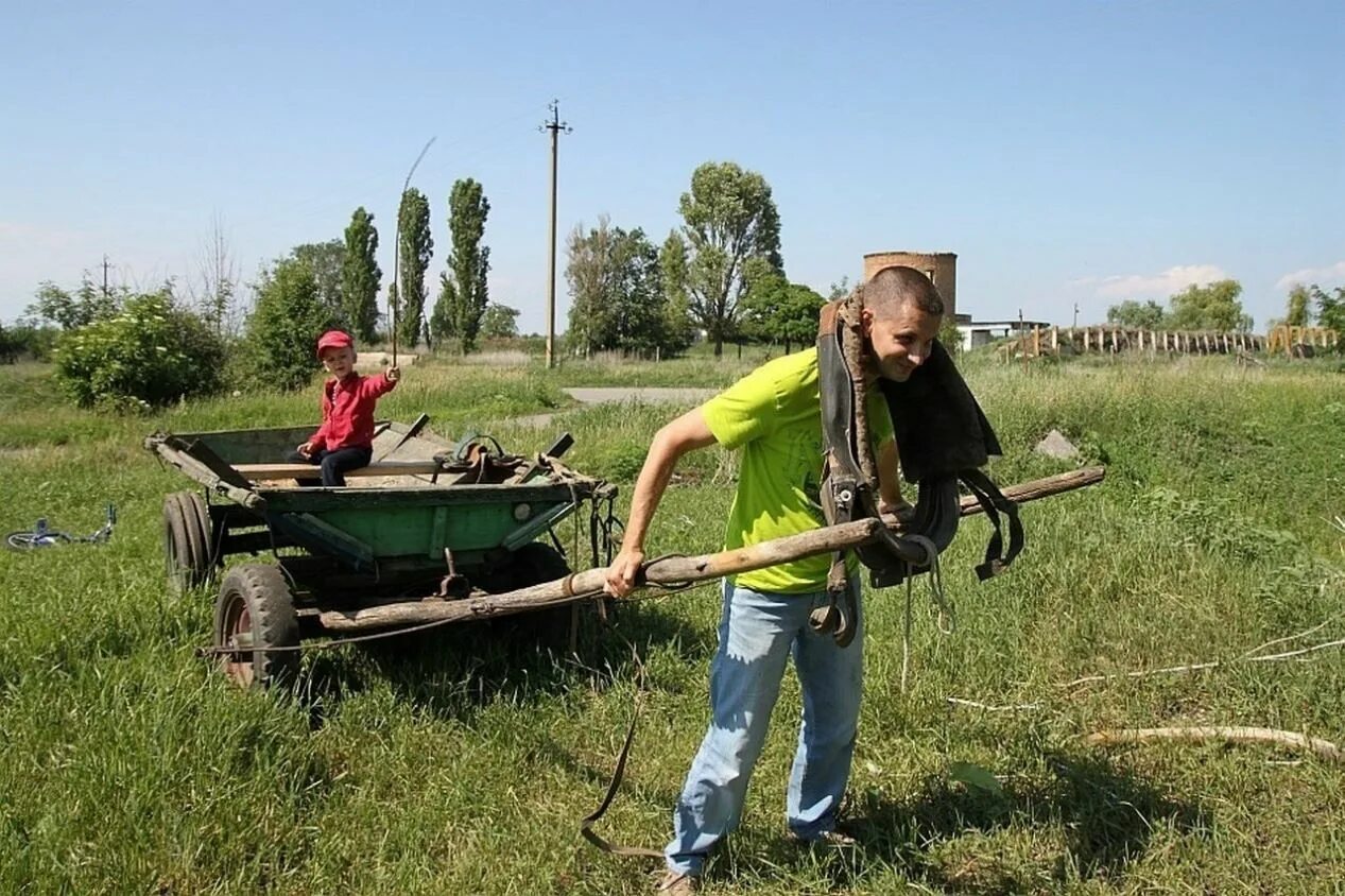 Женщина пашет. Человек запряженный в плуг. Мужик запряженный в плуг. Женщина с плугом. Тянет плуг в борозду