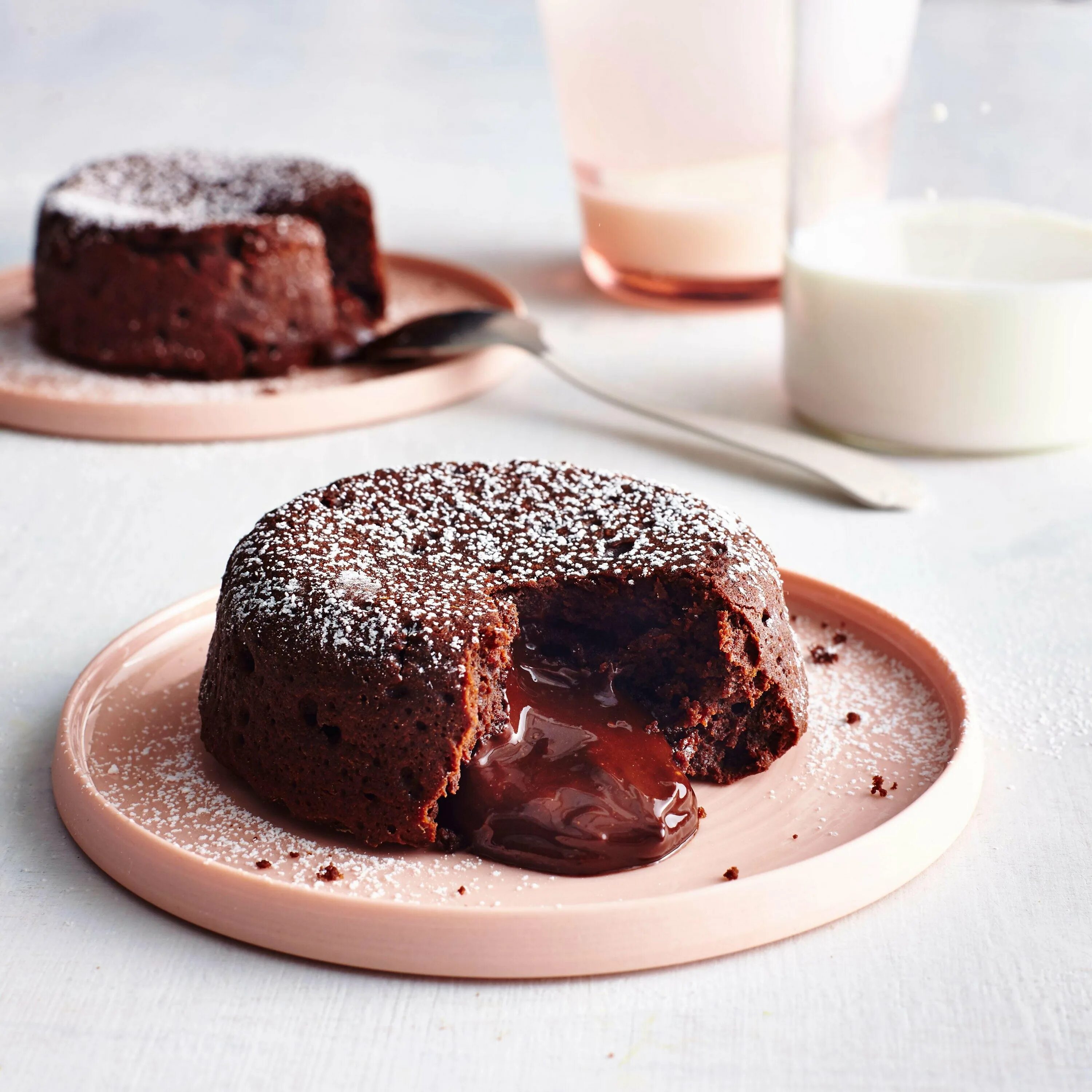 Лава кейк. Molten lava cake. брауни шоколадный с жидкой начинкой. десерт лава кейк. шоколадный торт с шоколадом внутри.