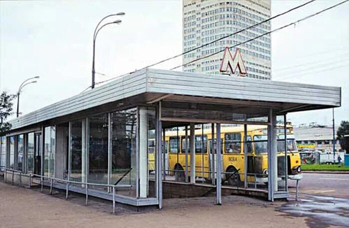 Зюзино автобусы. Юго-Западная (станция метро, Москва). Станция метро Юго-Западная 1963. Вестибюль станции Речной вокзал. Юго-Западная станция метро вестибюль.