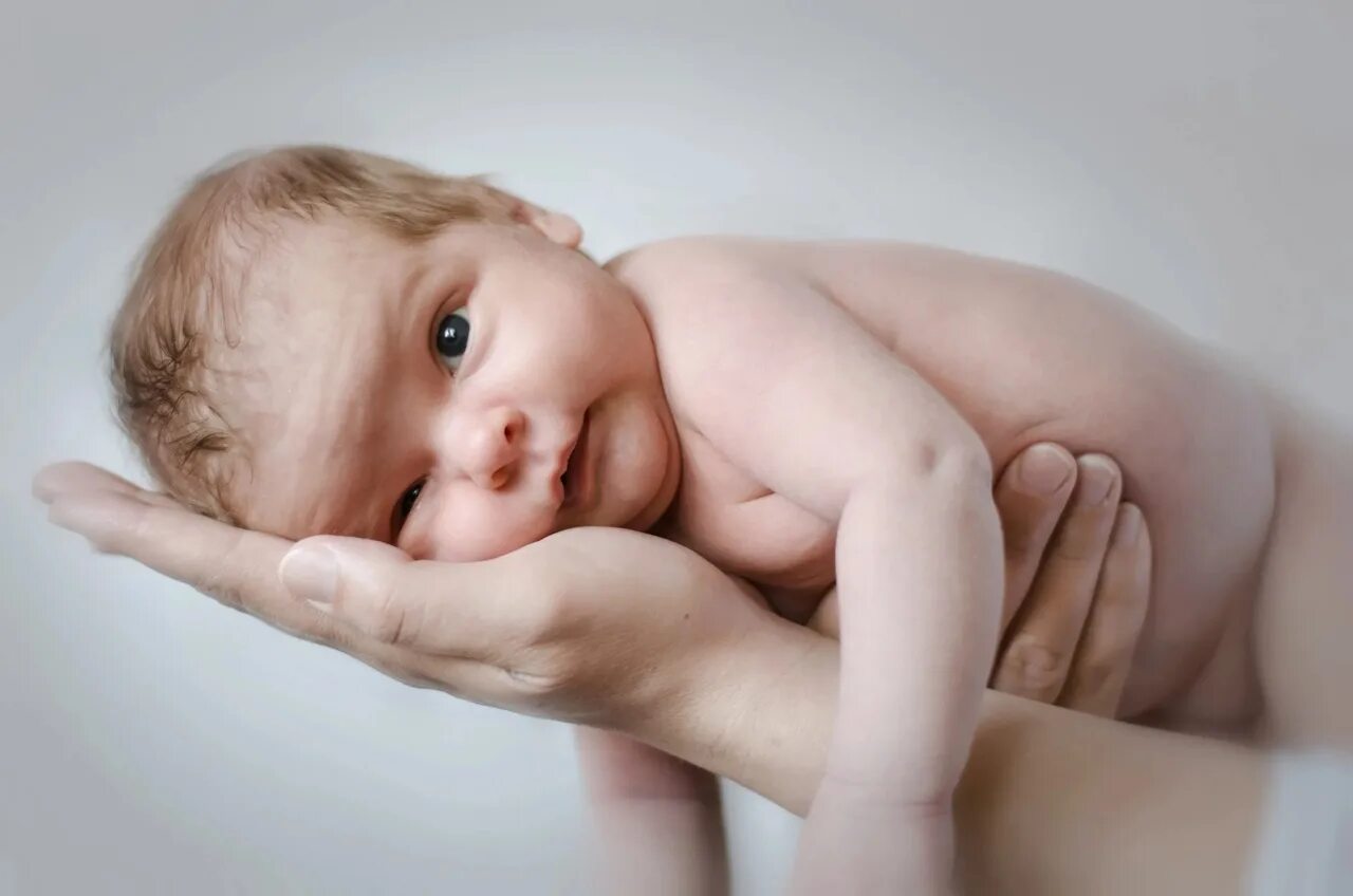 Продать ребенка видео. Продажа детей. Торговля грудными детьми. Торговля грудными детьми. Ребенок с телефоном.