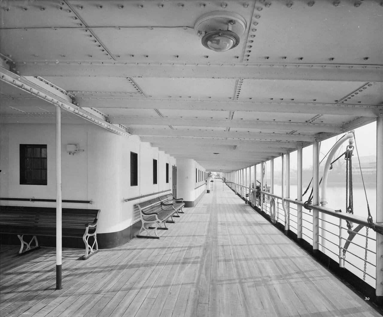 Прогулочная палуба. Прогулочная палуба Титаника. Титаник палуба променад. RMS Titanic Promenade. Шлюпочная палуба Титаника.