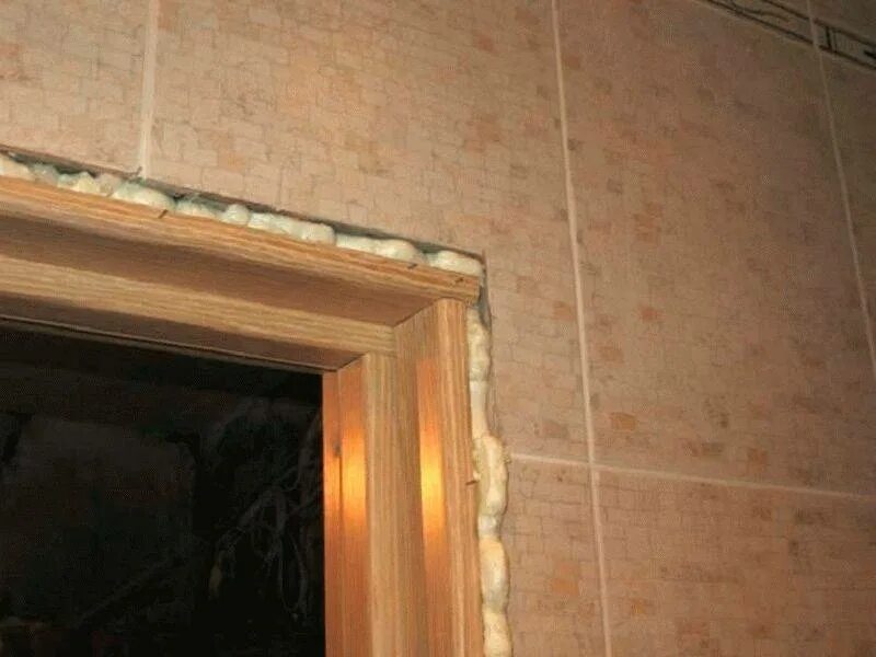 Как правильно установить дверь в ванной. Дверная коробка без наличников в ванной. дверные откосы из плитки. дверные откосы в ванной. наличники в ванную комнату.