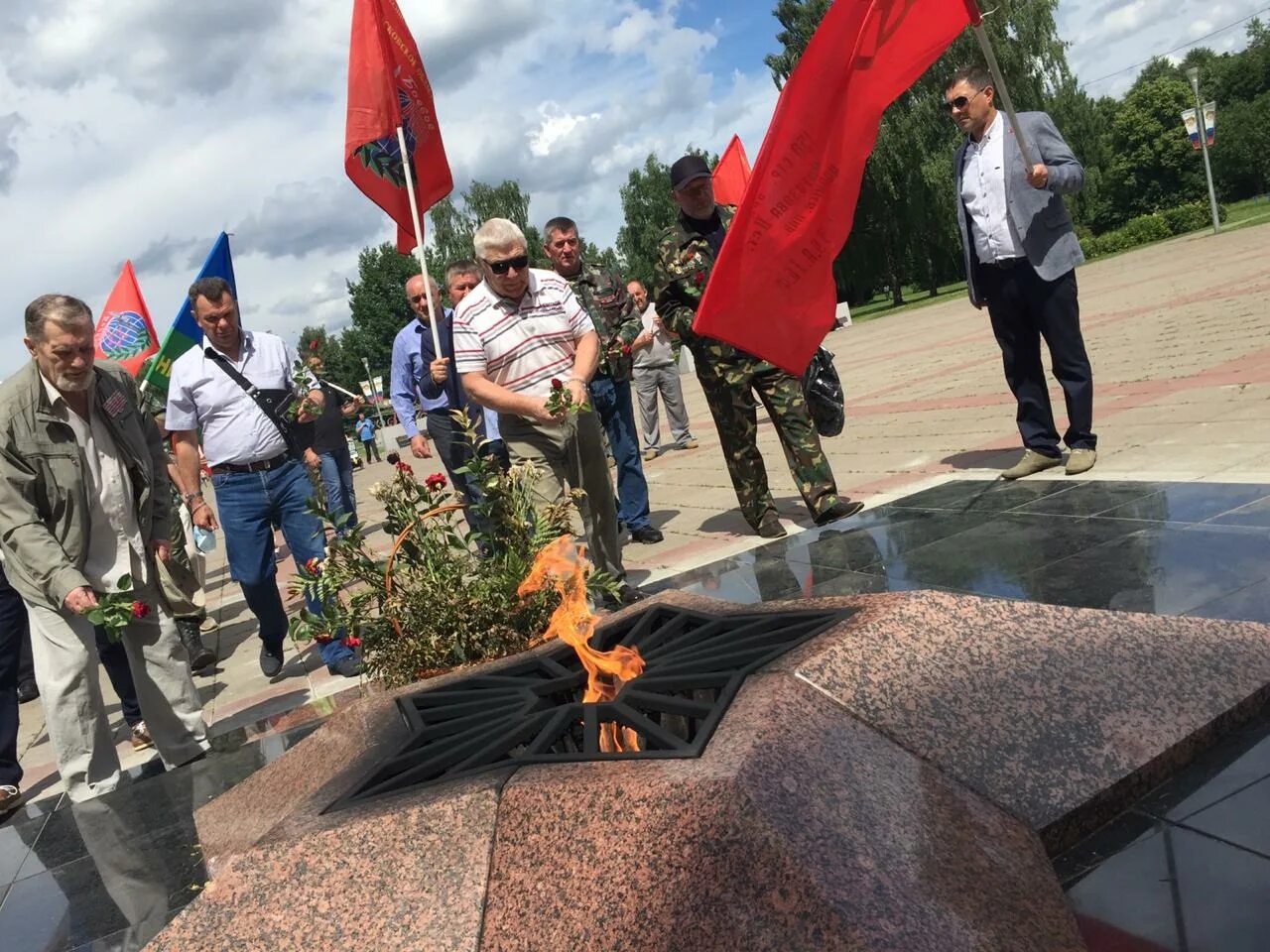 Ветераны боевых действии пермского края. Одинцово ветераны войны вечный огонь. День Победы возложение цветов ветераны. День ветеранов боевых действий. Логотип ветеранов боевых действий с вечным огнем.