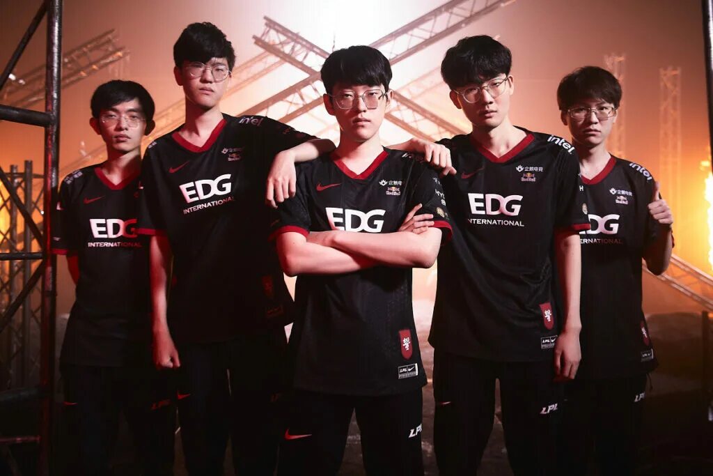 Киберспорт манхва. Edward Gaming. Киберспорт в Китае. Киберспорт Китай команды. Фанат киберспорта нашивка.