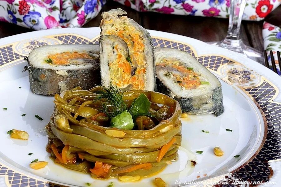 Солёные огурцы. Салат из сельди с картофелем. Соленые огурцы с рыбой рецепт. Соленые огурцы с рыбой рецепт. Запеченная рыба с солеными огурцами.