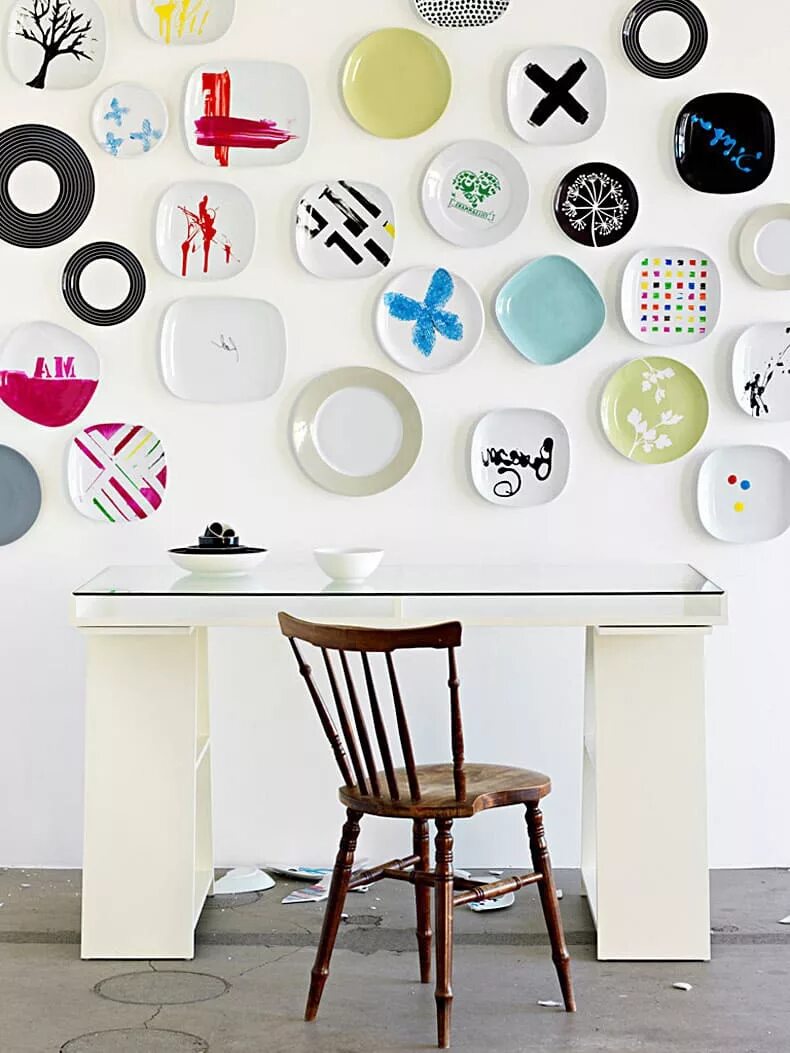 Декоративные тарелки в интерьере. Украшения для стены. Декоративные тарелки в интерьере. Украшение стены тарелками. Тарелка в комнате.