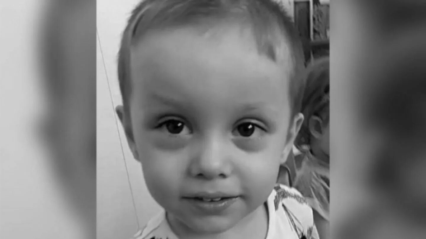 Нашли 4 летнего. Нашли 4 летнего. Четырехлетний ребенок. Фото вещей на улице. Мальчик потерялся в лесу.