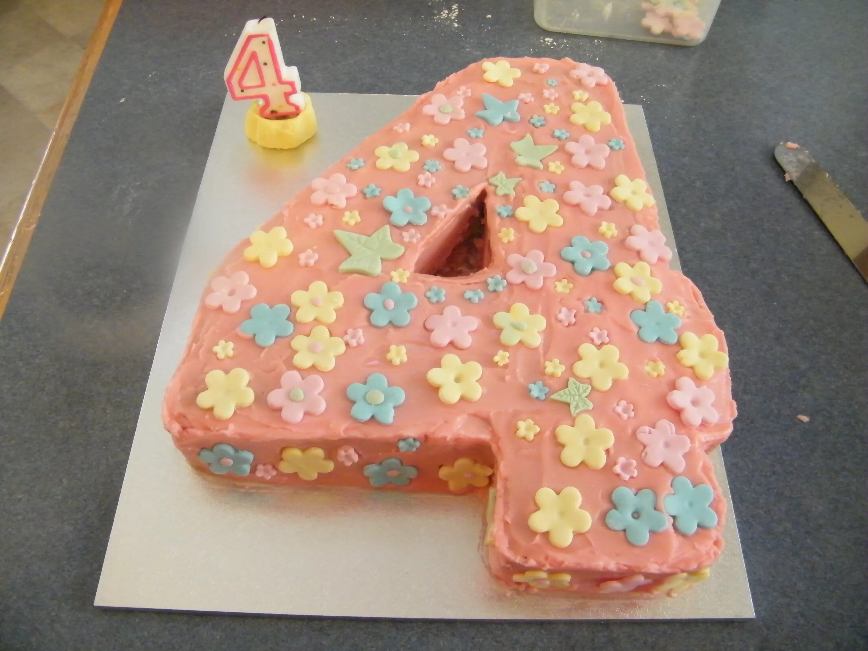 Торт формы 5. Торт на 4 года. Торт на др девочке 4 года. Торт Вовочке 4 года на день рождения. Торт цифра 4 года девочке.