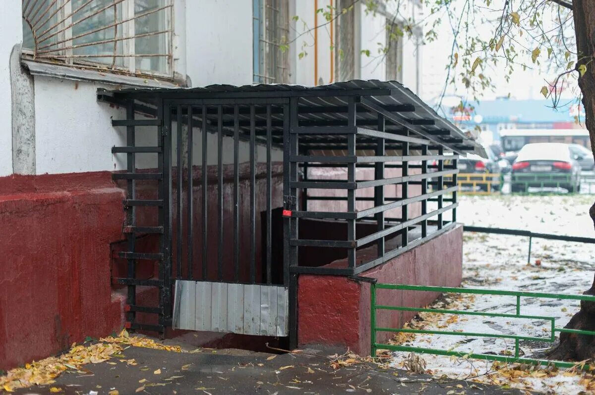 Подвал в многоквартирном доме в собственность. Подвал мкд. входы в подвалы жилых домов. подвальное помещение в многоквартирном доме. многоэтажный подвал.