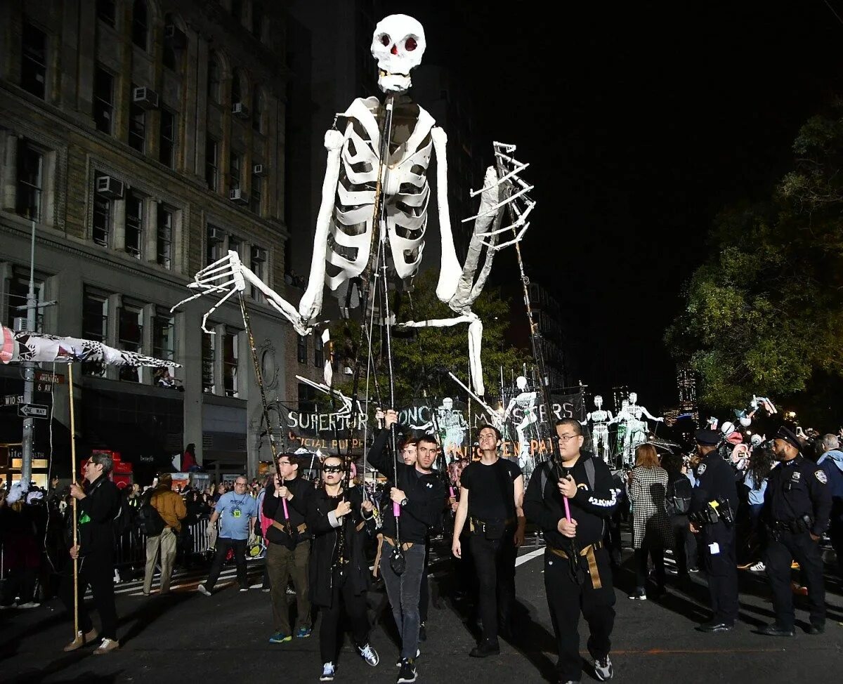 Парад злодеев. Хэллоуин в Нью Йорке. Halloween in New York парад. Шествие на Хэллоуин.